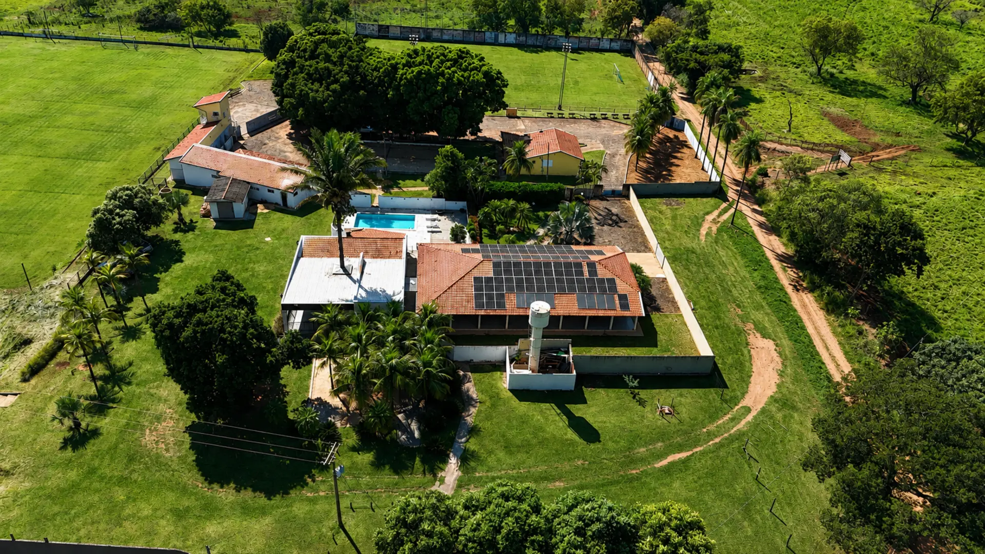 Vista aérea de drone da Chácara Basílio em Andradina, mostrando toda a estrutura do espaço